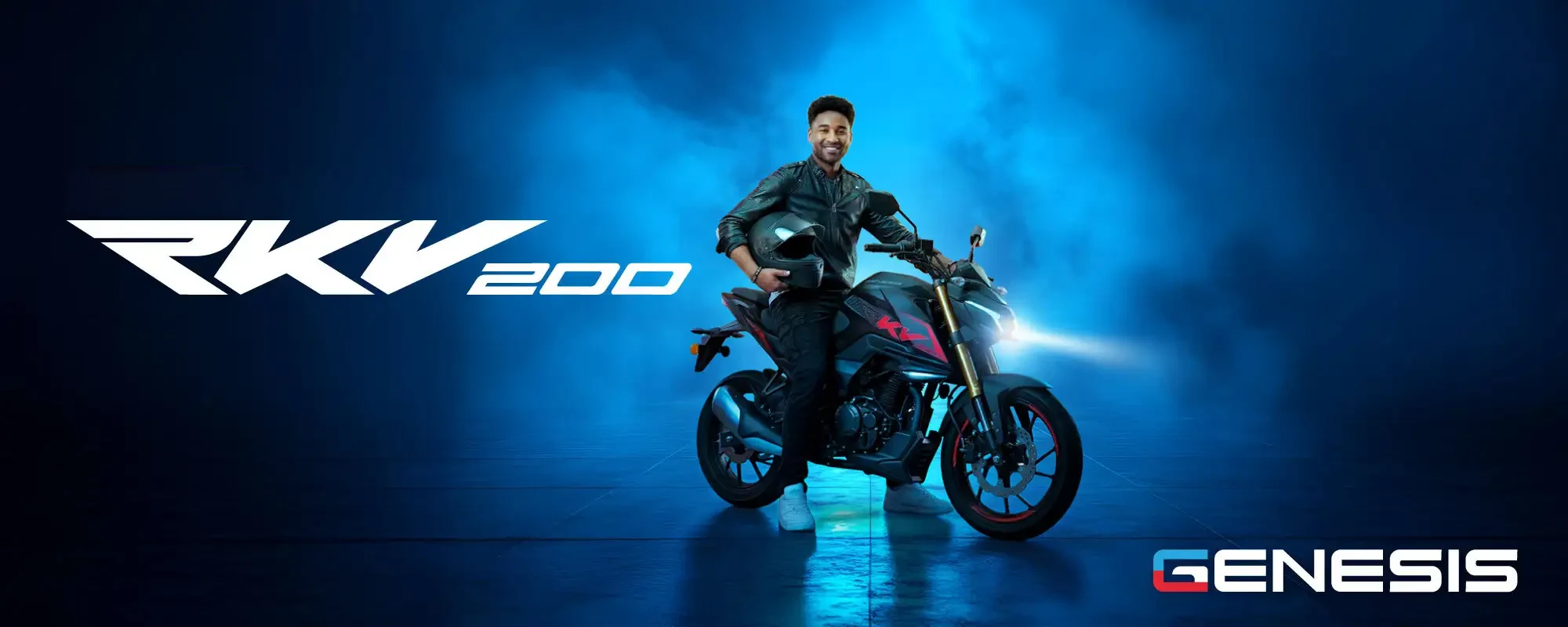 Genesis RKV 200: moto naked oscura con un motociclista que sostiene su casco, sobre fondo azul