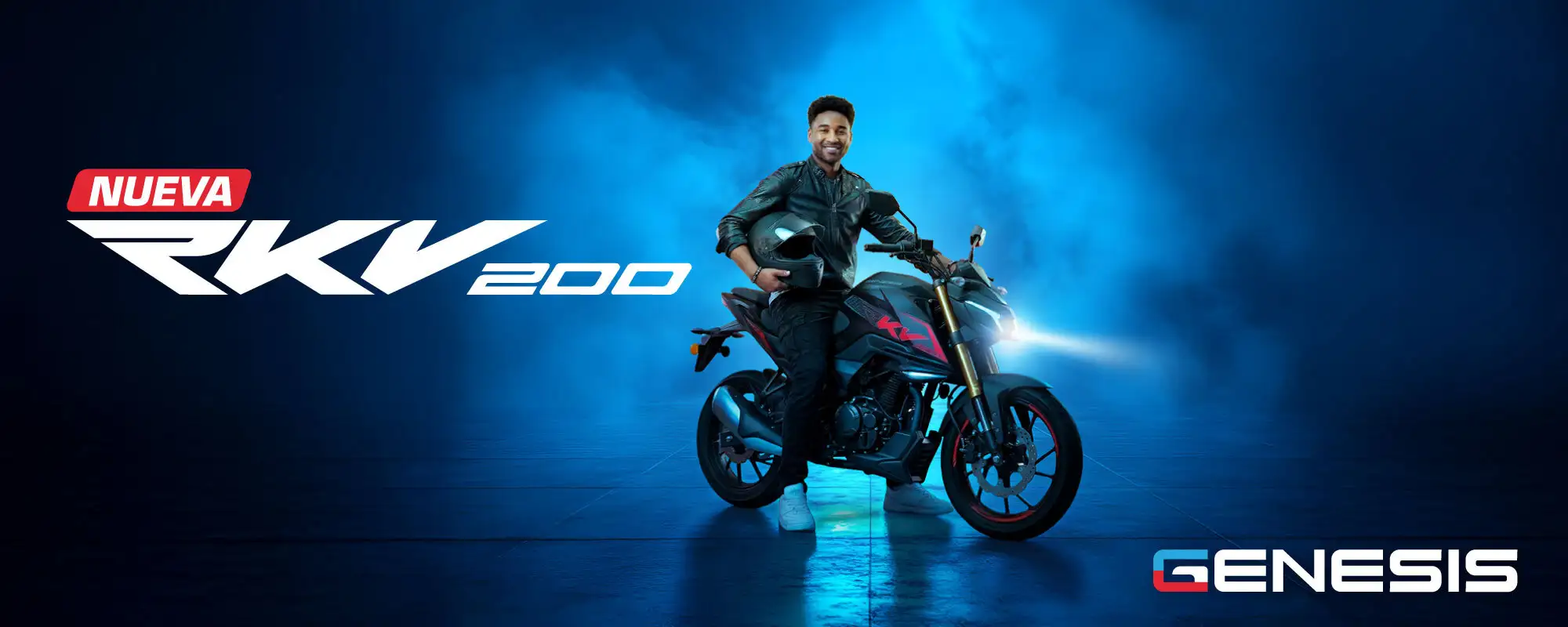 Nueva Genesis RKV 200: moto naked oscura con un motociclista que sostiene su casco, sobre fondo azul
